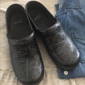 Black Tooled Dansko 39